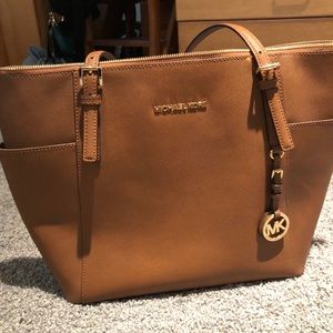 MICHAEL KORS Jet set saffiano top zip tote bag